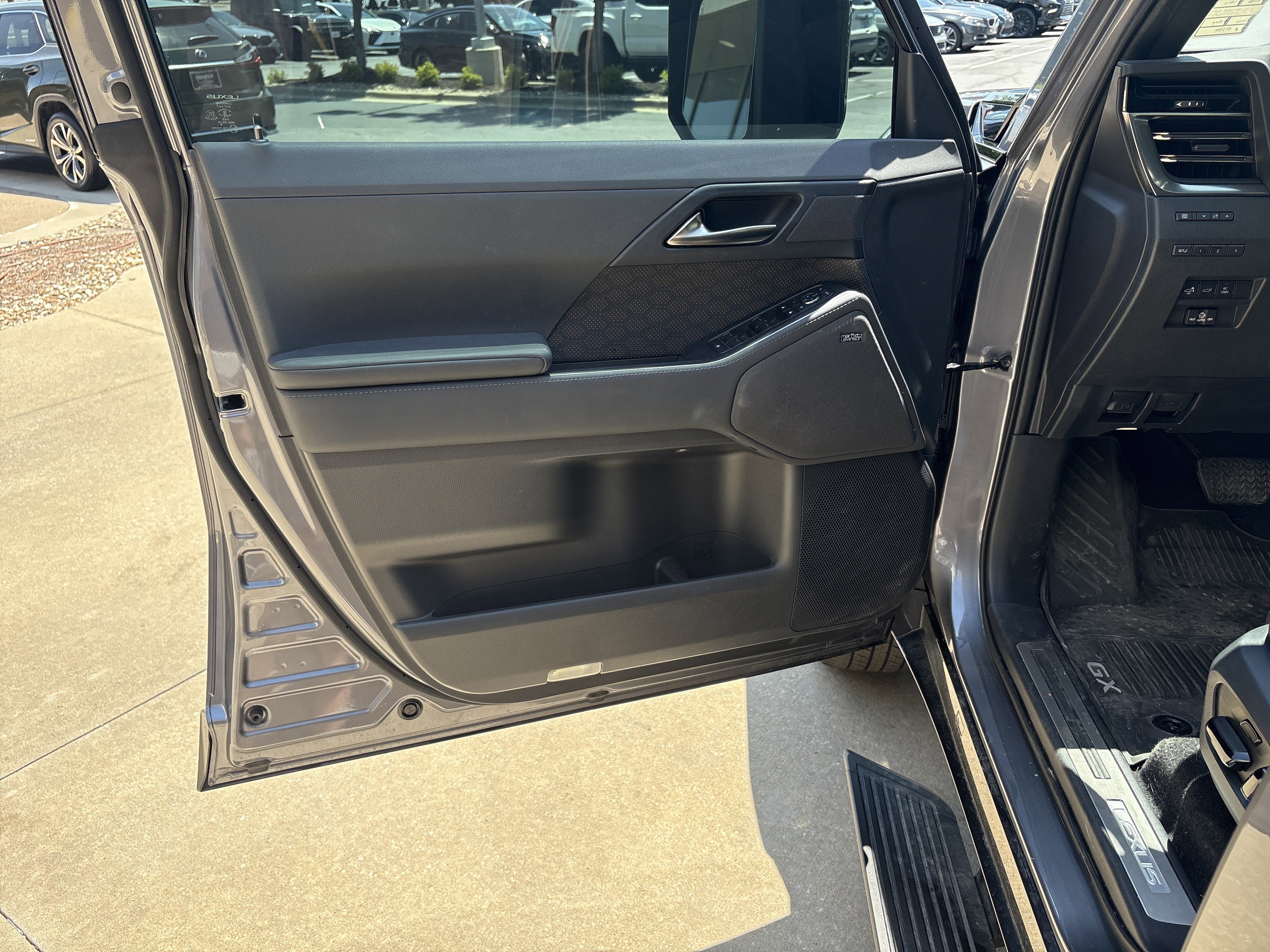 Used 2025 Lexus GX 550 w/ Accessory Package (2T) AWD/4WD image 14