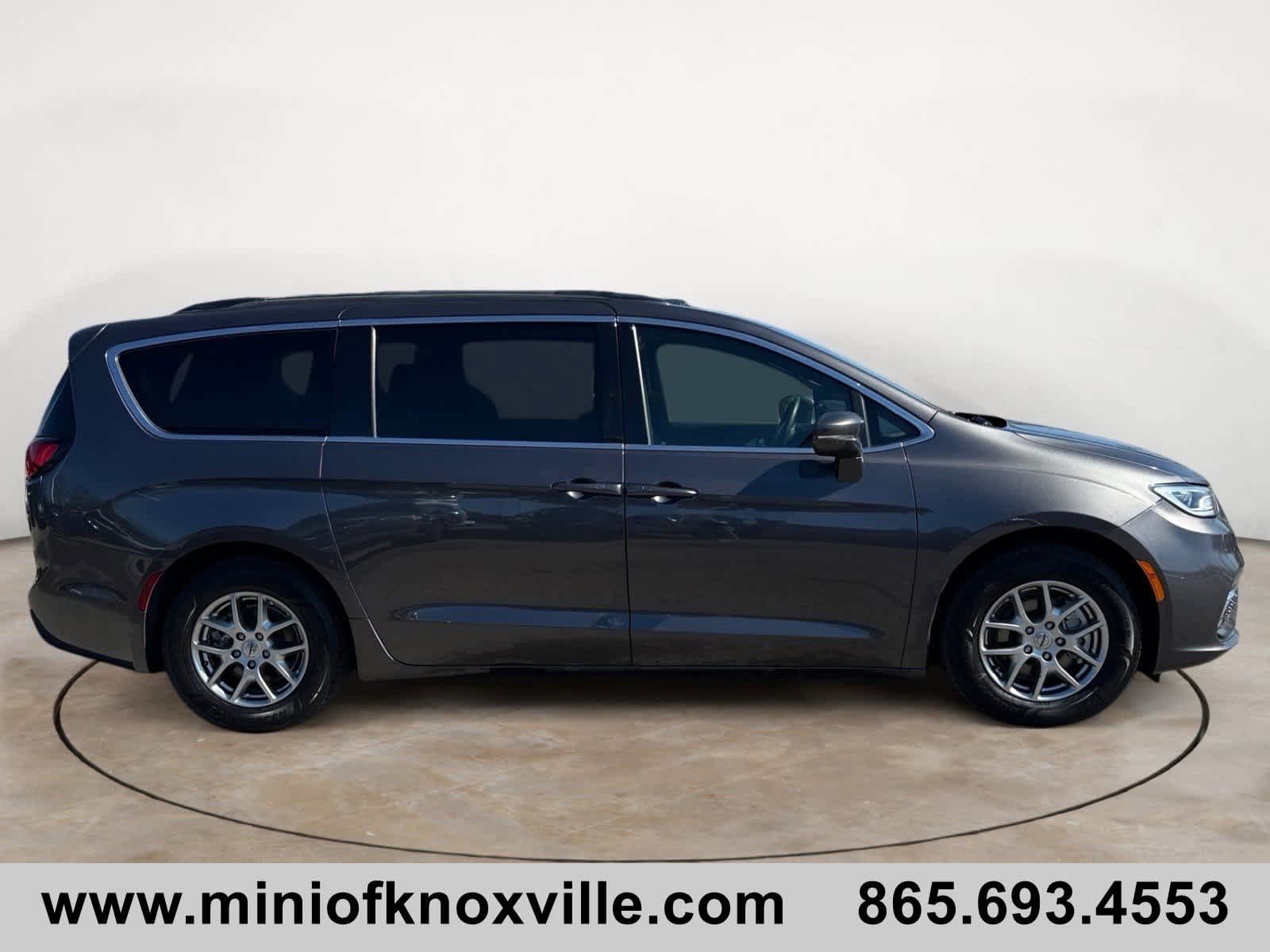 Used 2022 Chrysler Pacifica Touring image 2
