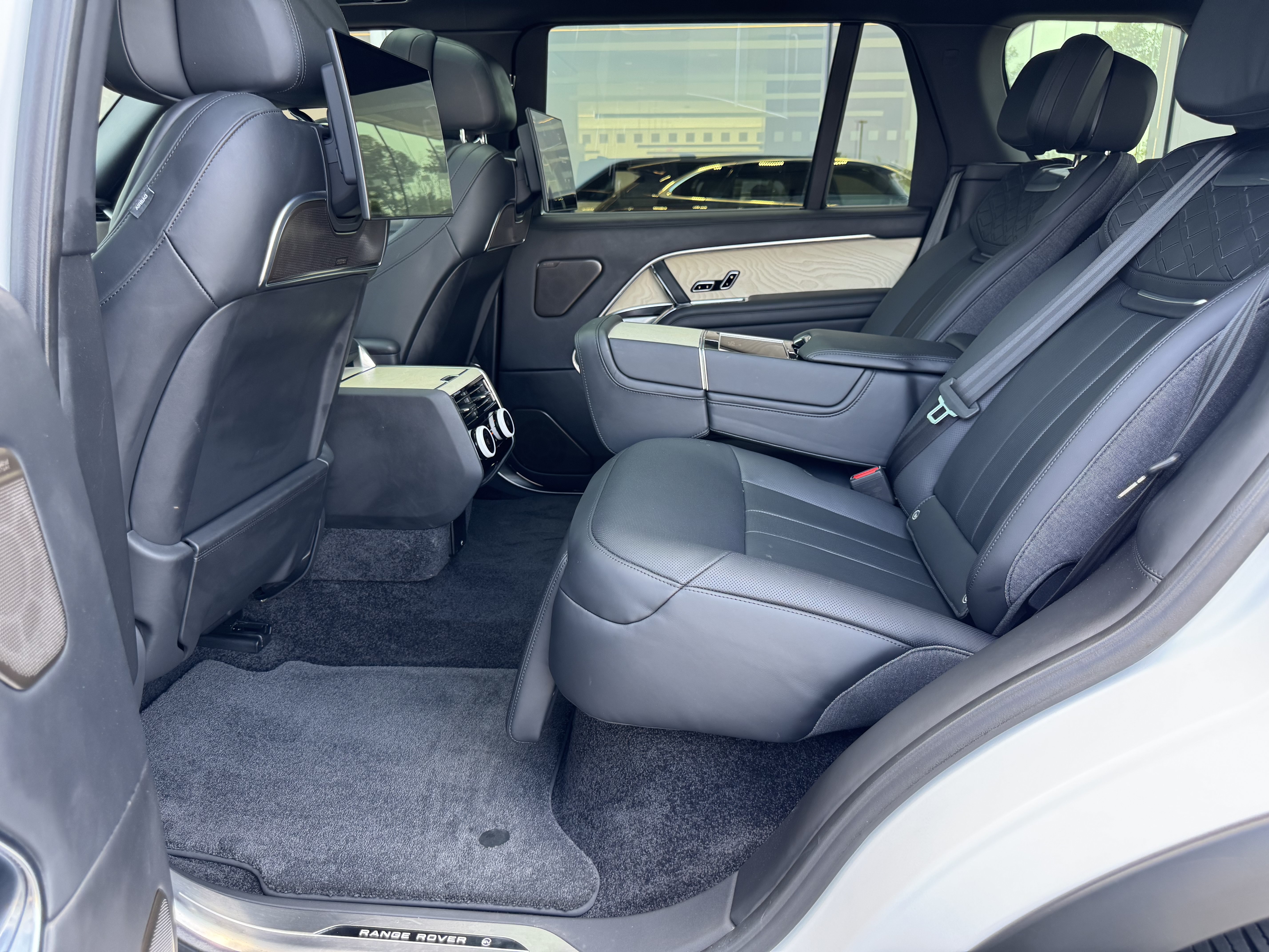 Certified 2025 Land Rover Range Rover SV AWD/4WD image 5
