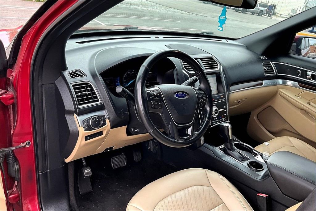 Used 2017 Ford Explorer Limited w/ Equipment Group 301A FWD image 10