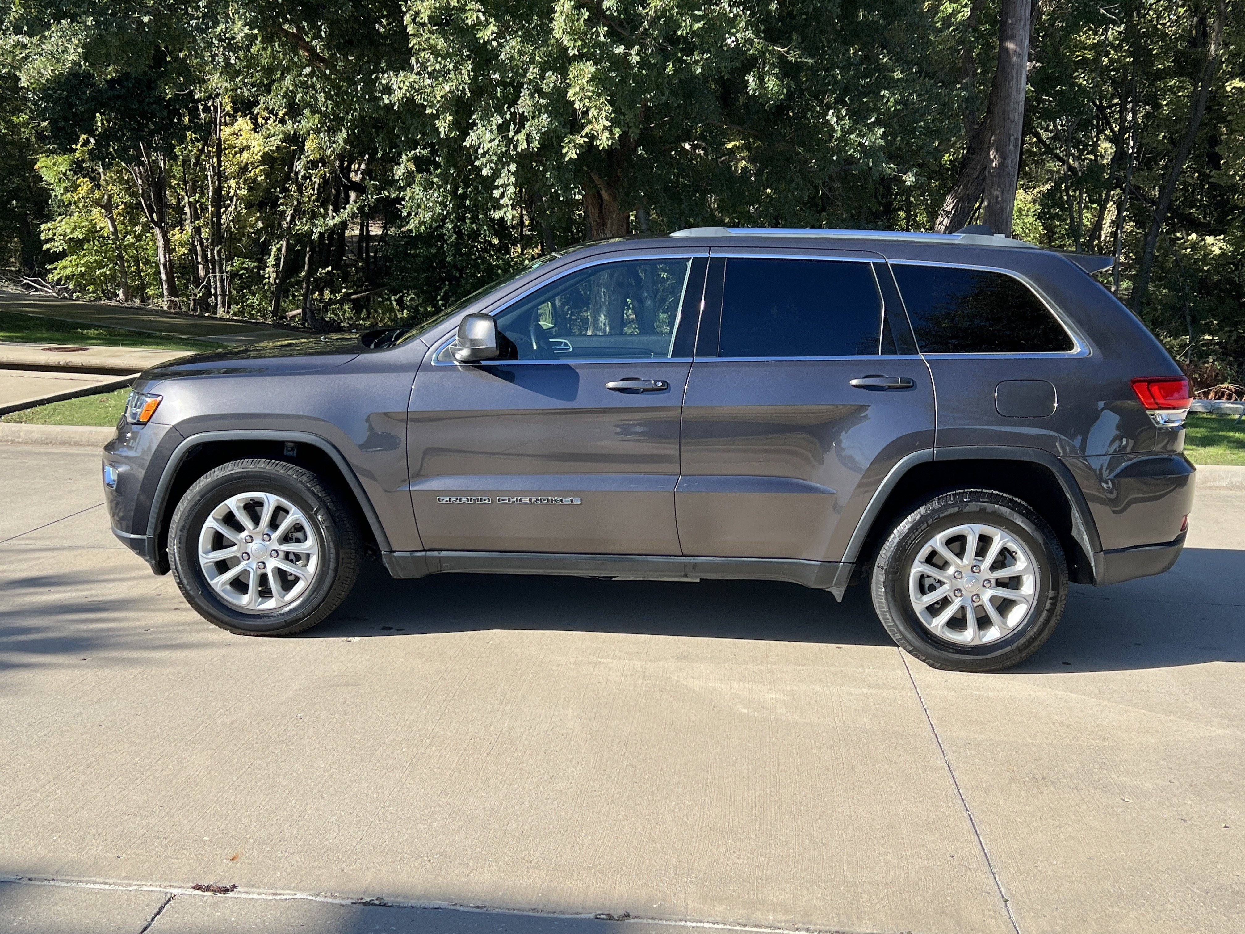 Used 2021 Jeep Grand Cherokee Laredo X image 7