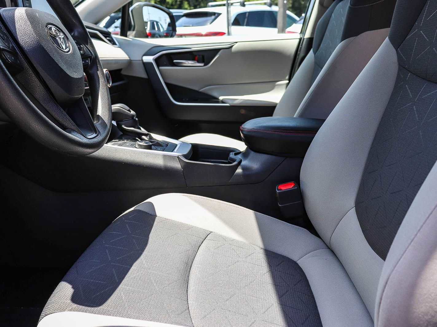 Used 2021 Toyota RAV4 XLE w/ Carpet Mat Package (TMS) AWD/4WD image 17
