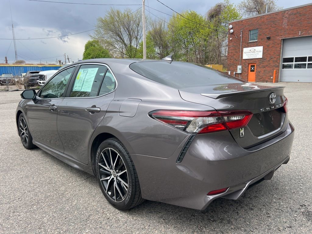 Used 2022 Toyota Camry SE FWD image 3