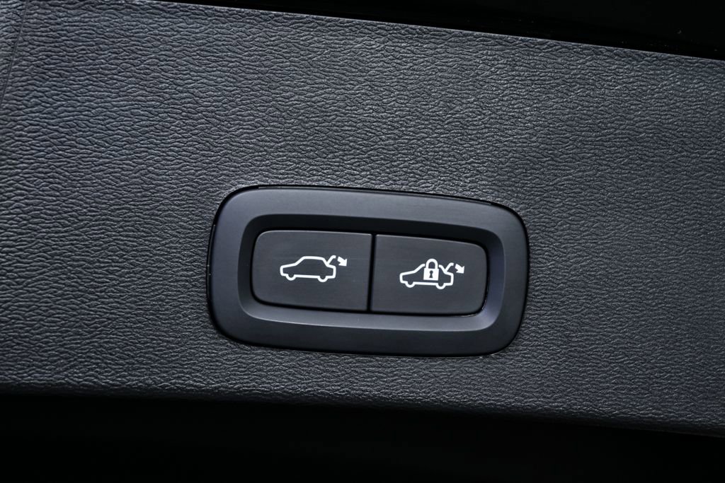 Certified 2025 Volvo XC40 B5 Plus image 32