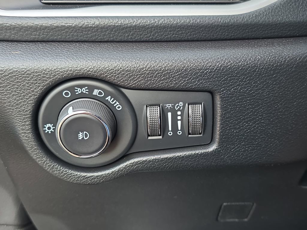 Used 2024 Chrysler Pacifica Touring FWD image 27