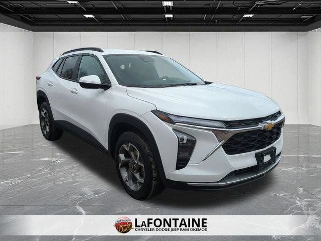 Used 2025 Chevrolet Trax LT FWD image 2