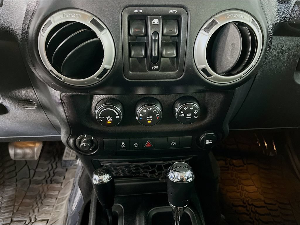 Used 2017 Jeep Wrangler Unlimited Sahara w/ Dual Top Group AWD/4WD image 19