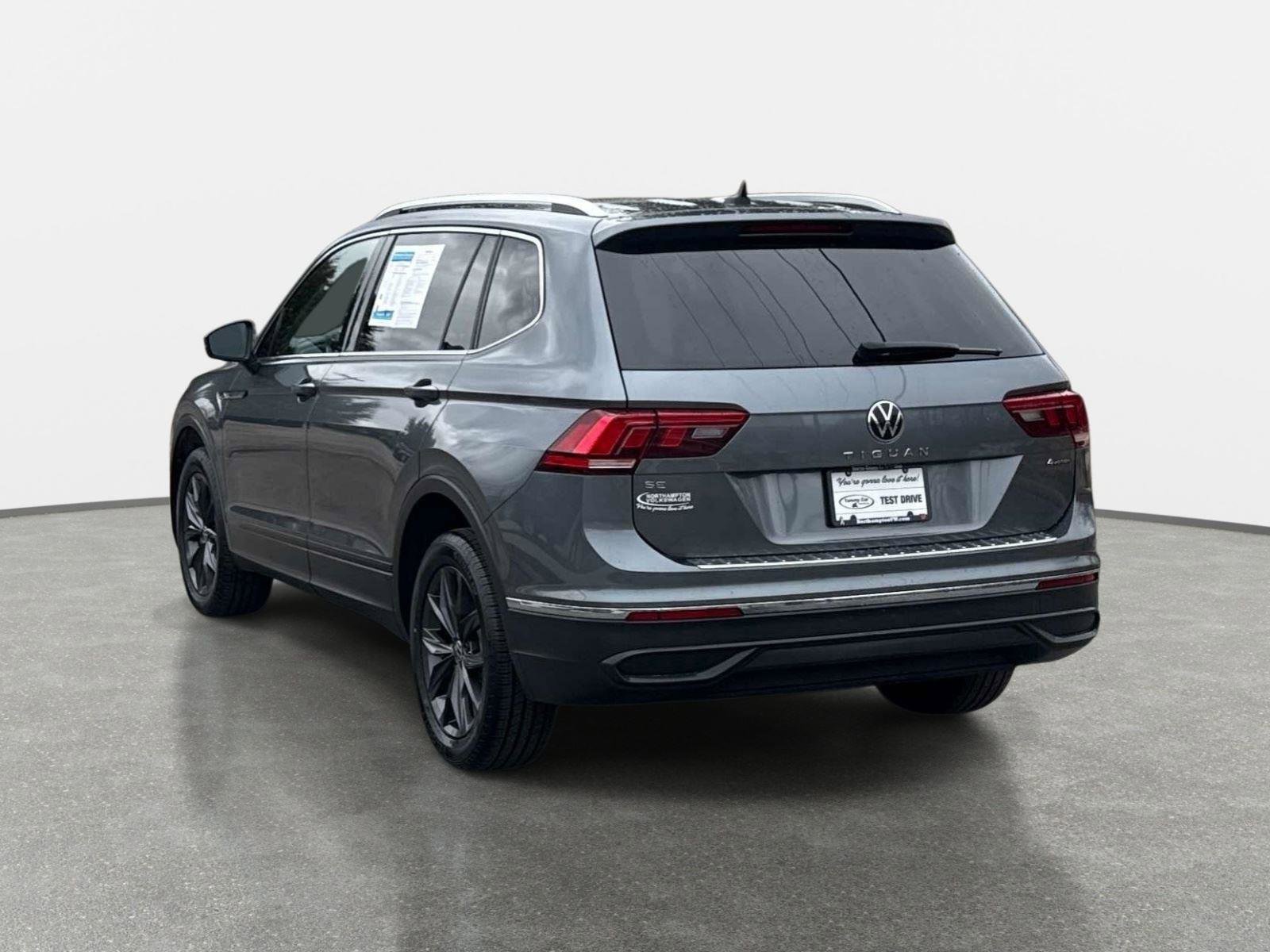 Used 2022 Volkswagen Tiguan SE w/ Panoramic Sunroof Package image 7