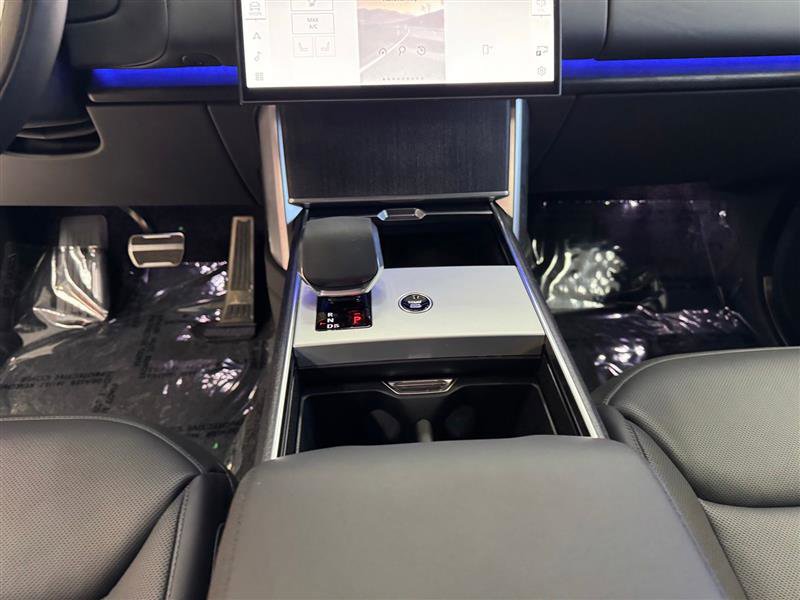 Used 2025 Land Rover Range Rover SE image 24