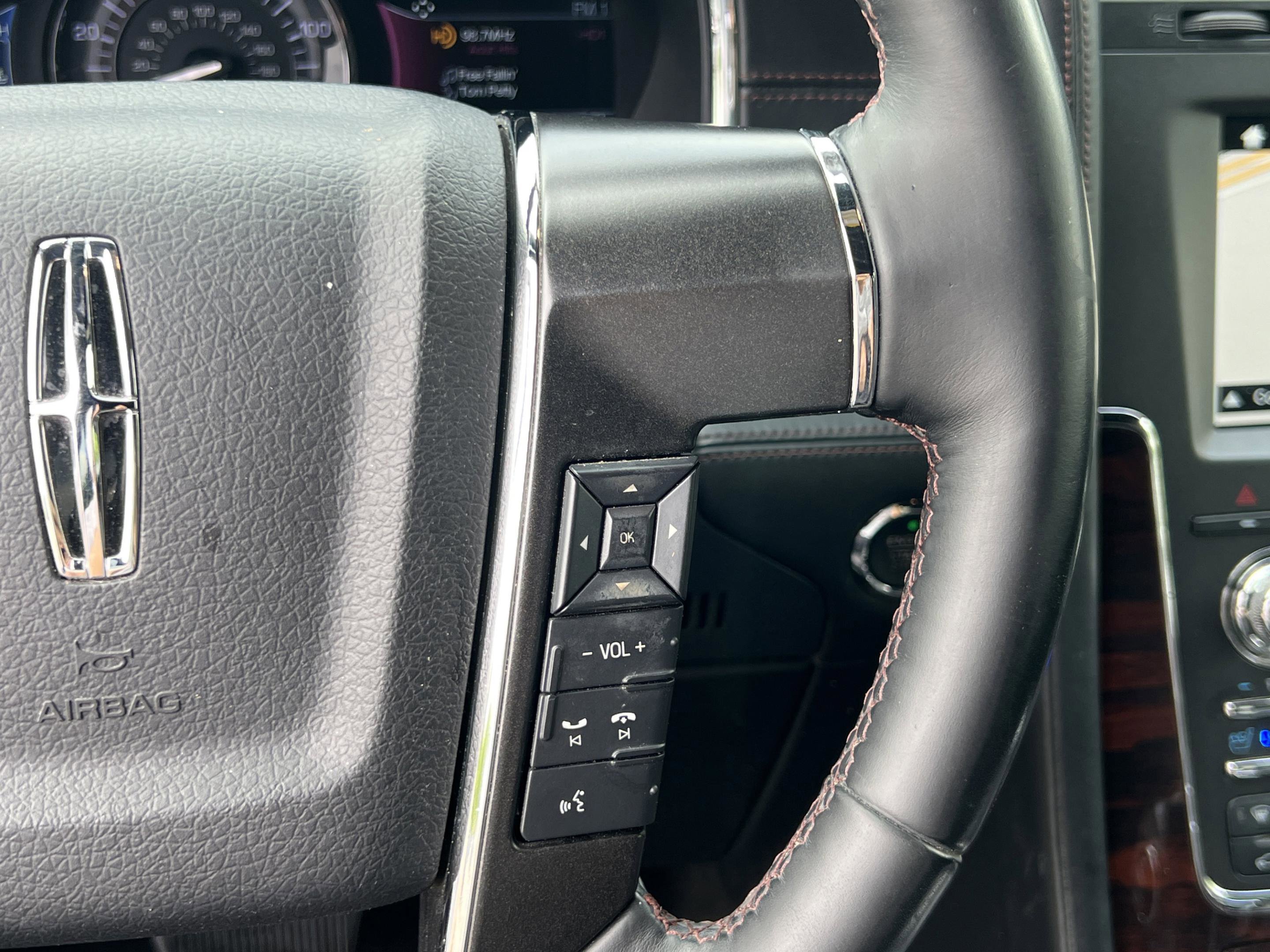 Used 2016 Lincoln Navigator Reserve image 18