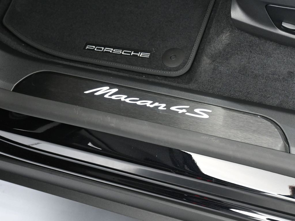 New 2026 Porsche Macan 4S Electric AWD/4WD image 16
