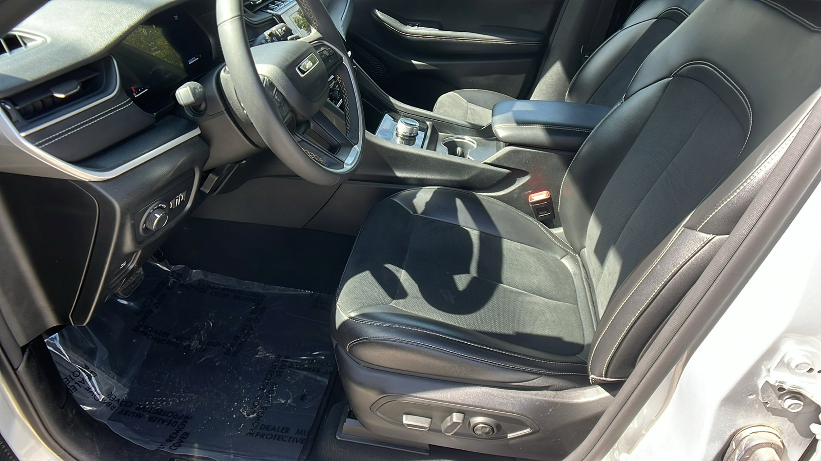 Certified 2024 Jeep Grand Cherokee L Laredo image 16