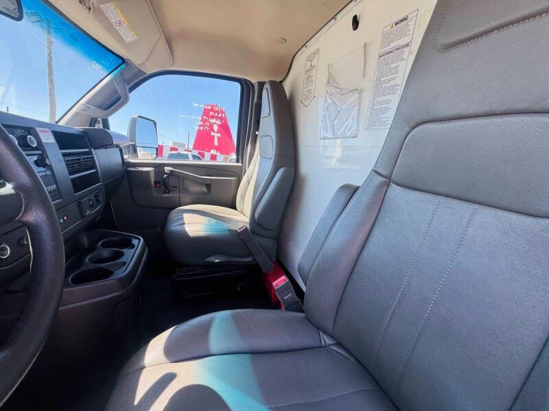 Used 2022 GMC Savana 3500 Extended w/ Power Convenience Package RWD image 11