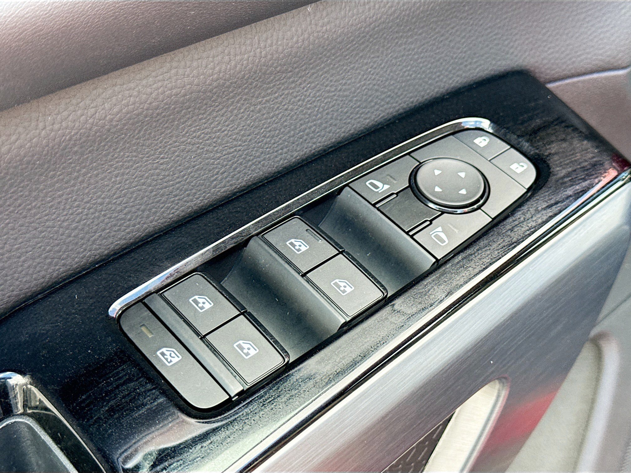 Used 2024 Nissan Pathfinder SL FWD image 9