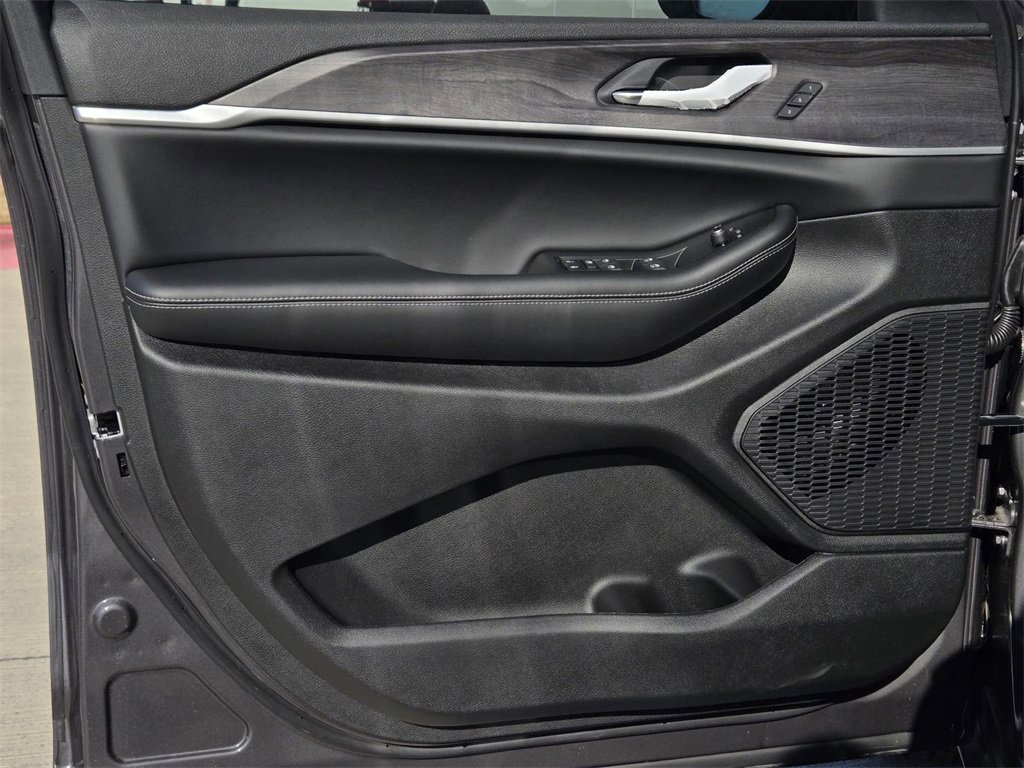 New 2025 Jeep Grand Cherokee Limited image 16