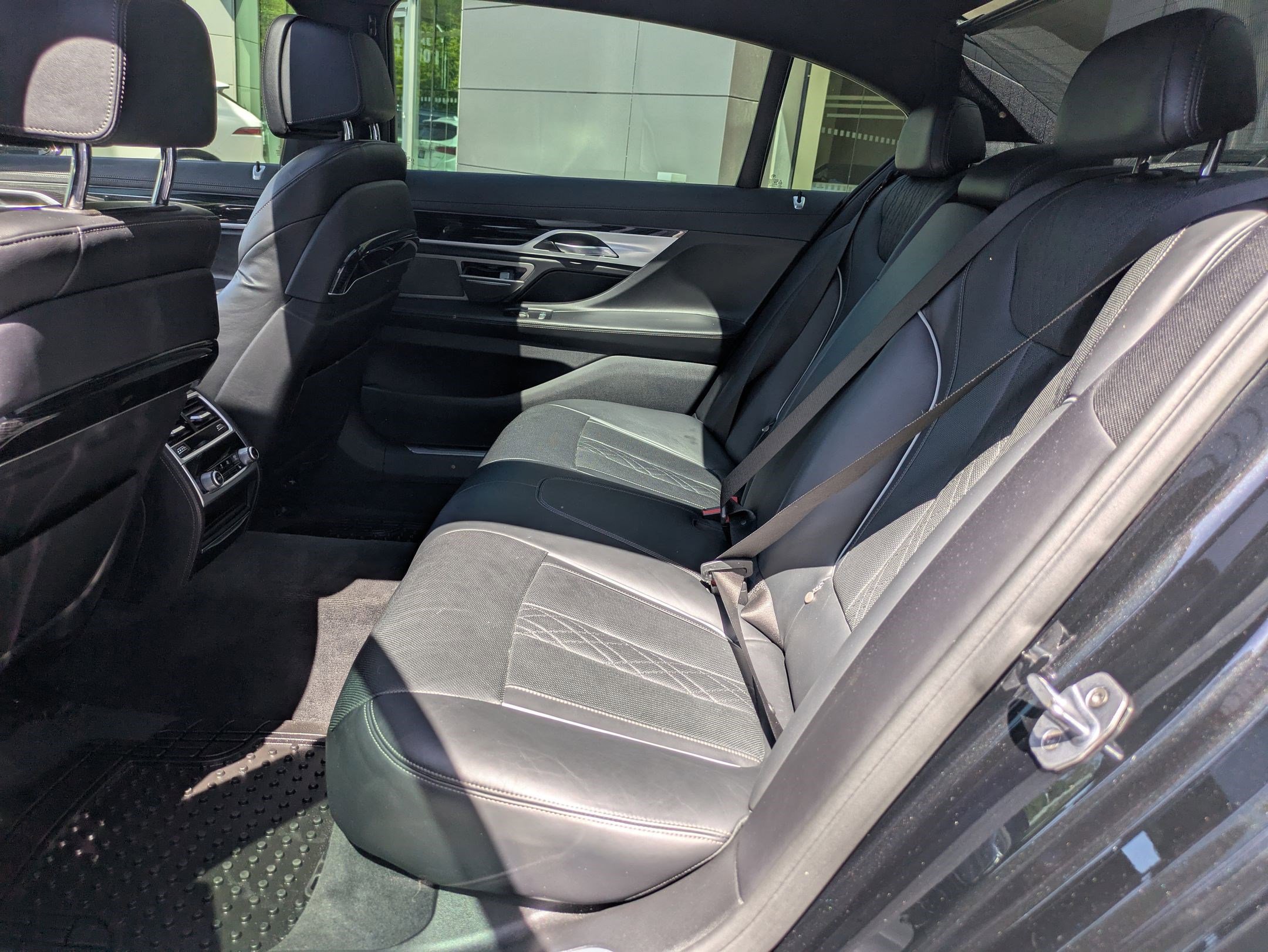 Used 2019 BMW 750i w/ M Sport Package RWD image 28
