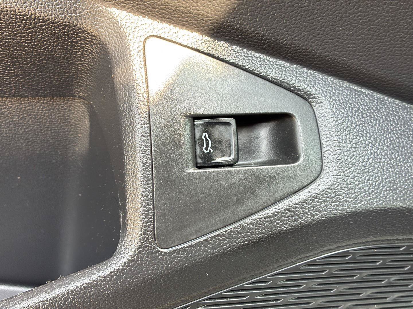 Used 2019 Volkswagen Jetta SE w/ Cold Weather Package FWD image 33