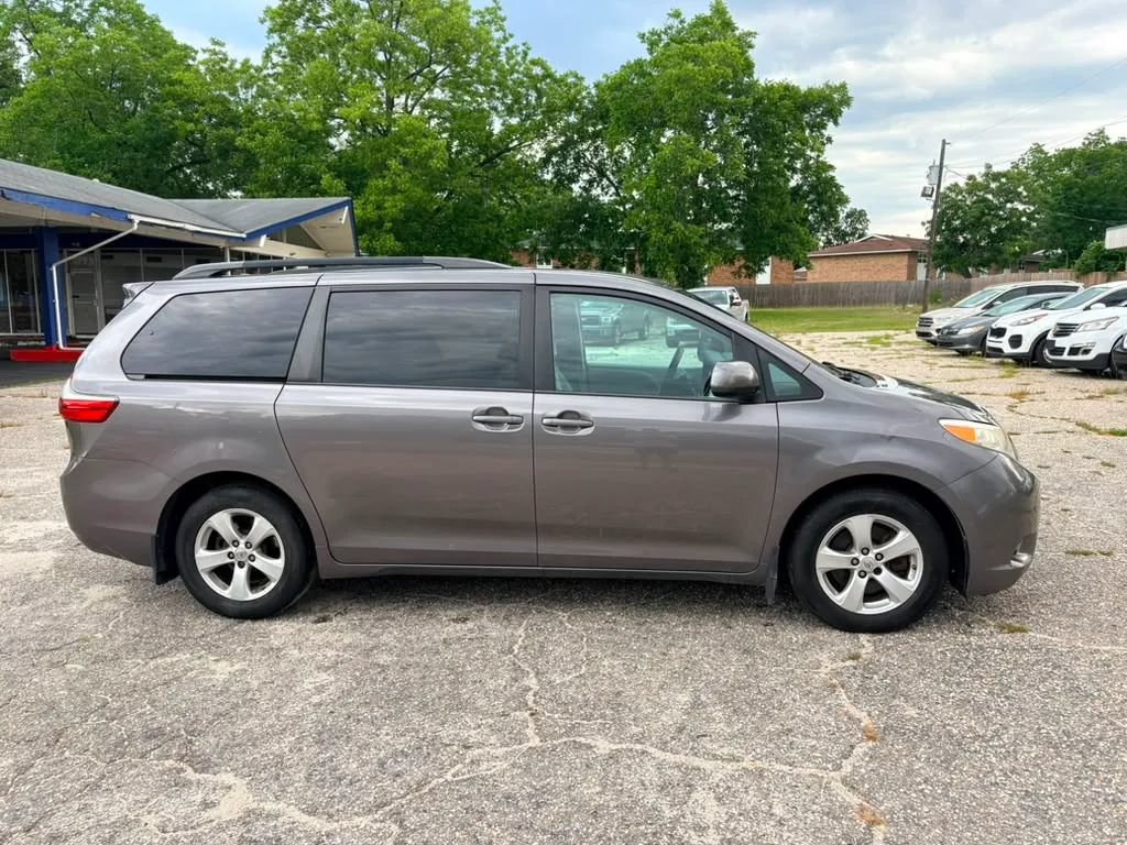 Used 2015 Toyota Sienna LE FWD image 4