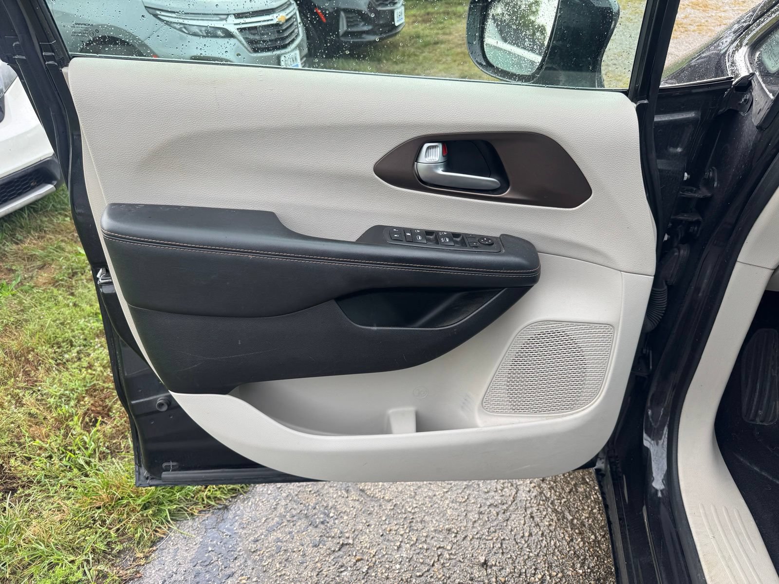 Used 2018 Chrysler Pacifica Touring-L FWD image 11