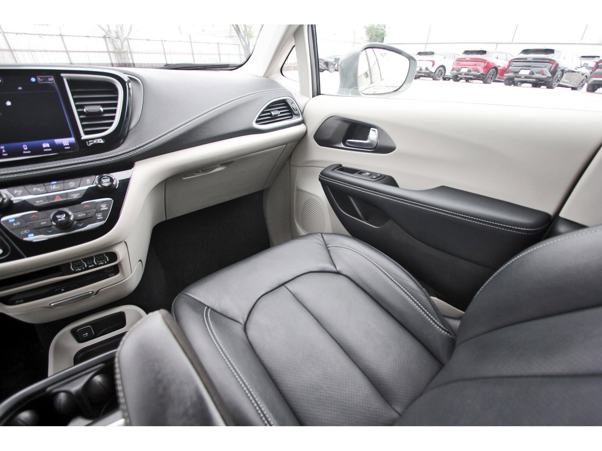 Used 2022 Chrysler Pacifica Touring-L w/ Uconnect Theater Family Group FWD image 12