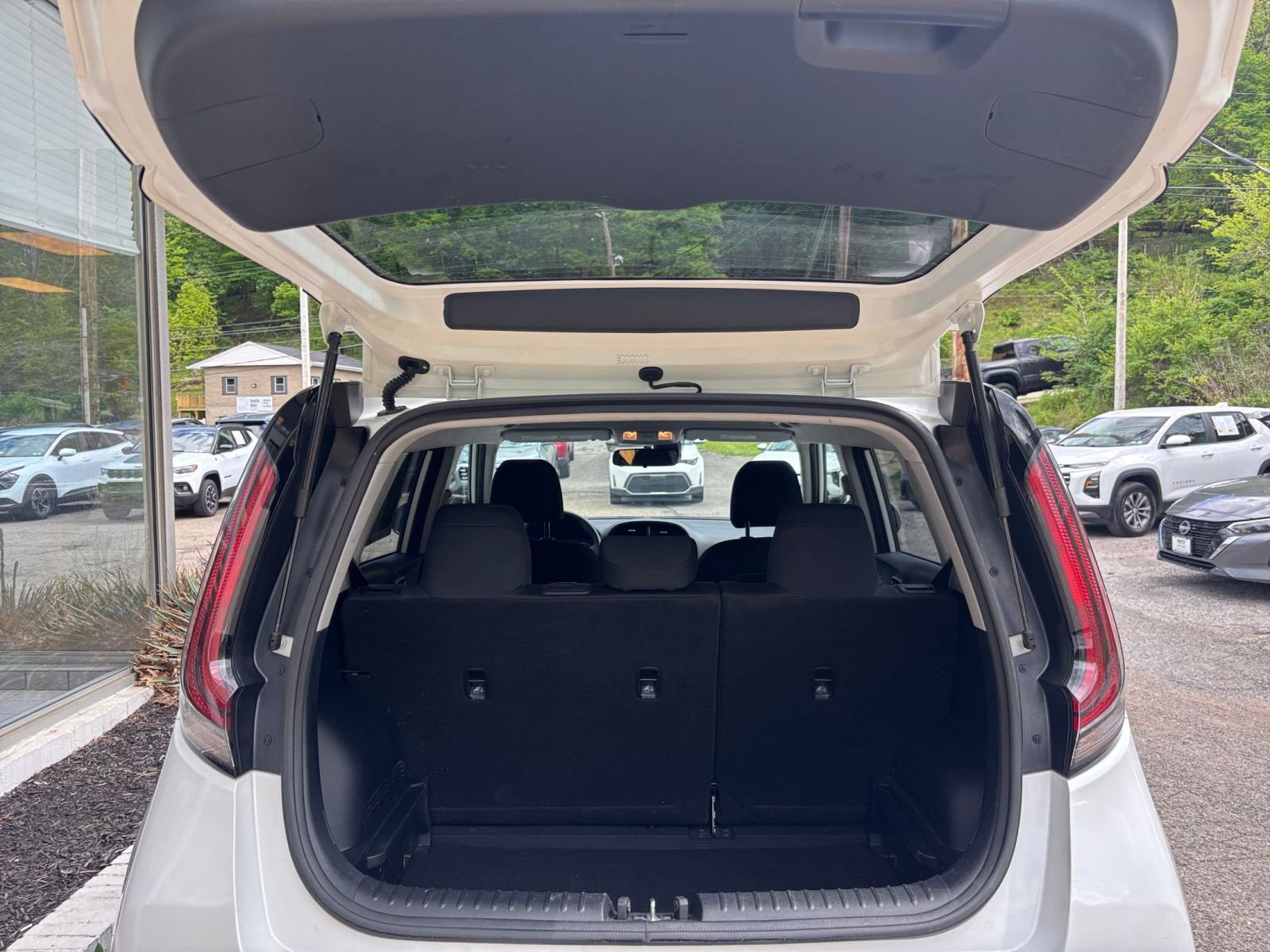 Used 2025 Kia Soul LX w/ LX Technology Package FWD image 29