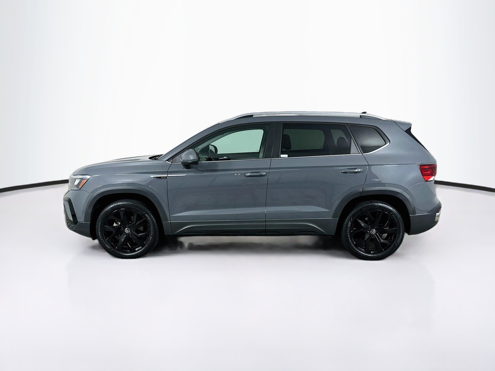 Used 2023 Volkswagen Taos SE w/ Black Wheel Package FWD image 4