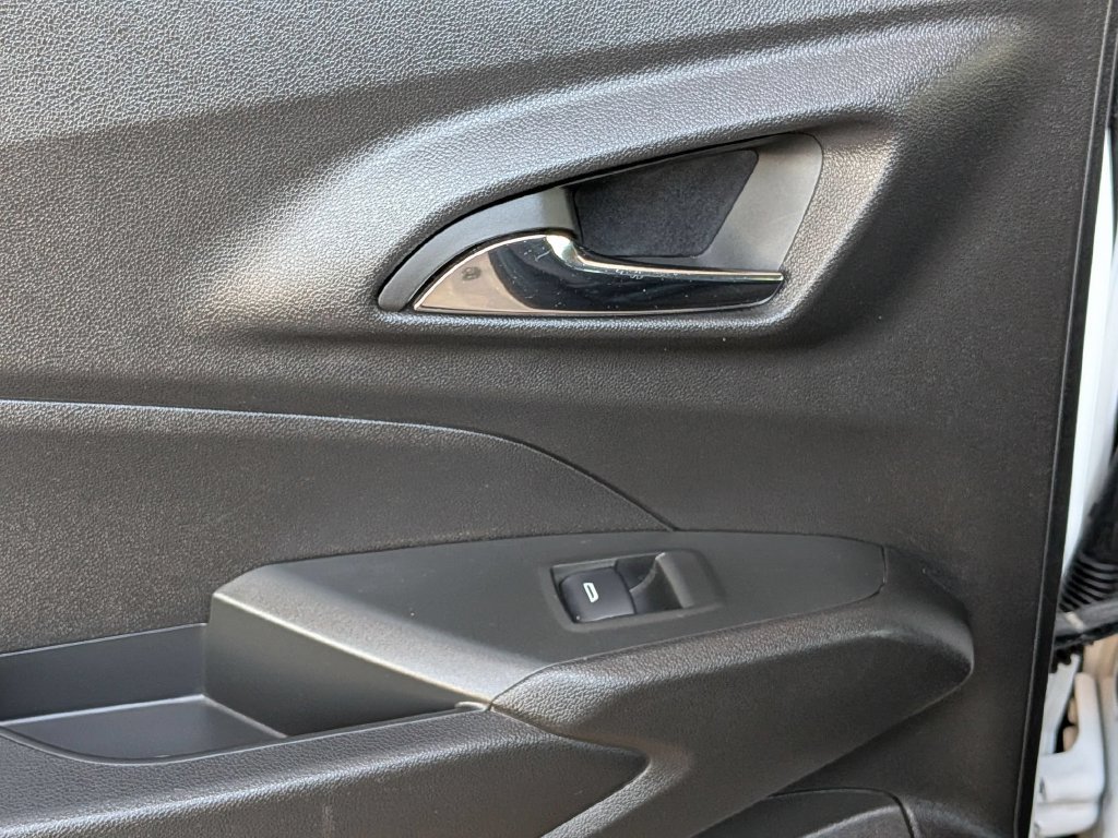Used 2025 Chevrolet Trax LT w/ LT Convenience Package FWD image 26