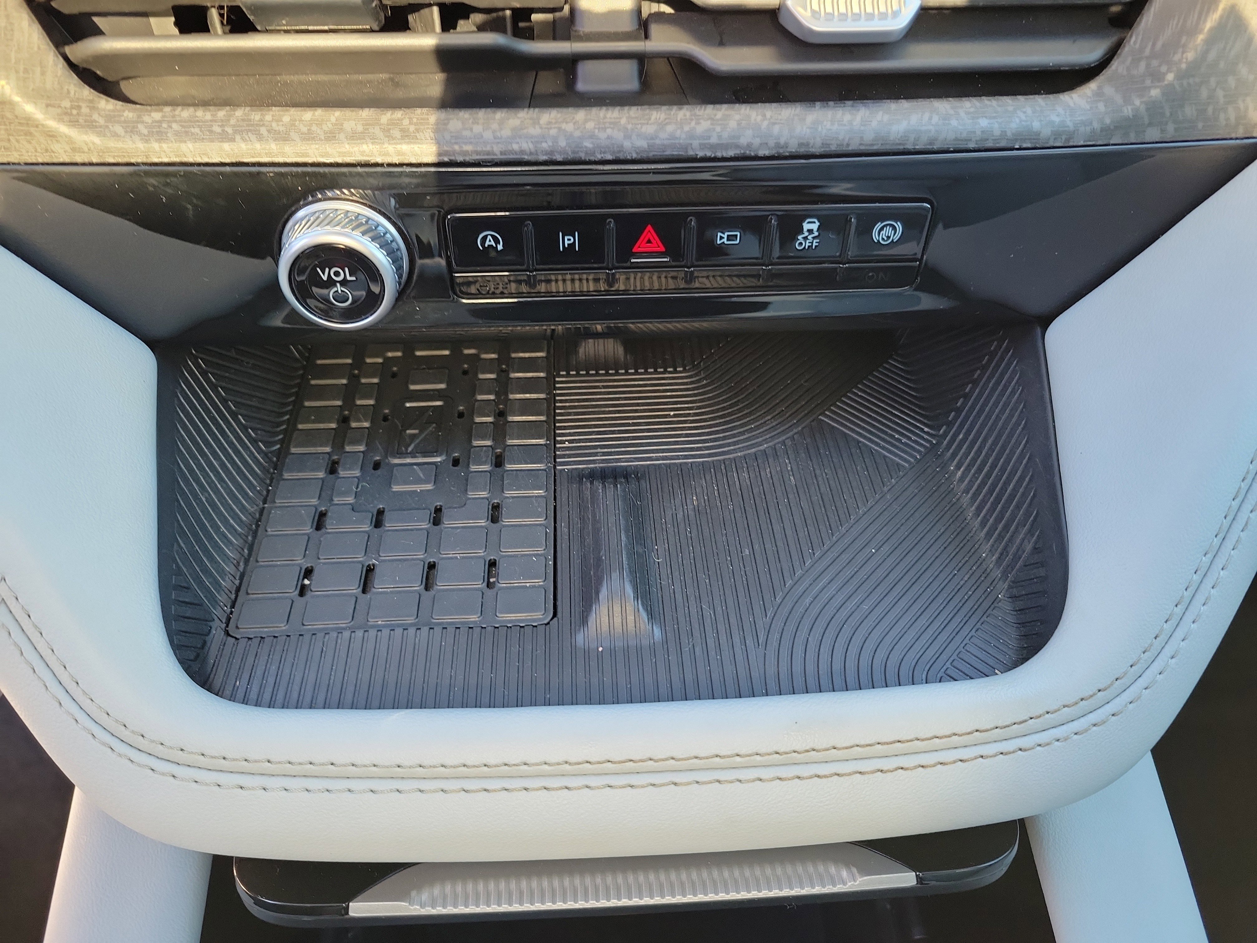 Used 2025 Ford Explorer Platinum w/ Ultimate Package image 11