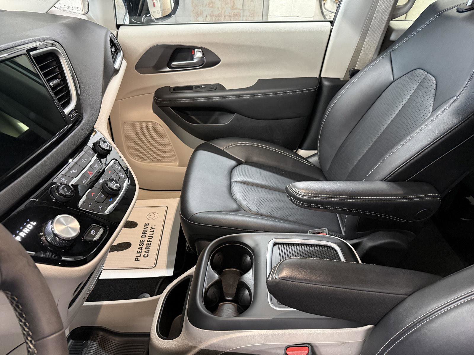 Used 2024 Chrysler Pacifica Touring-L image 14