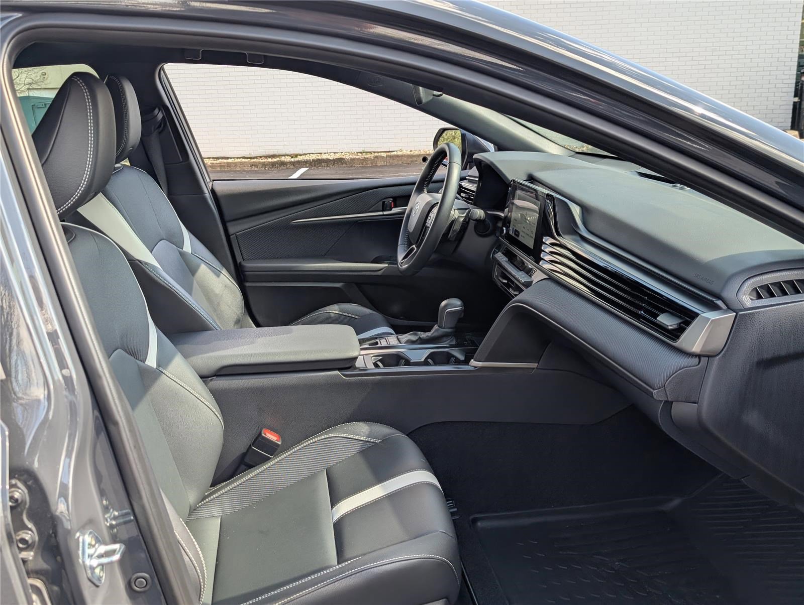 Used 2025 Toyota Camry SE image 11