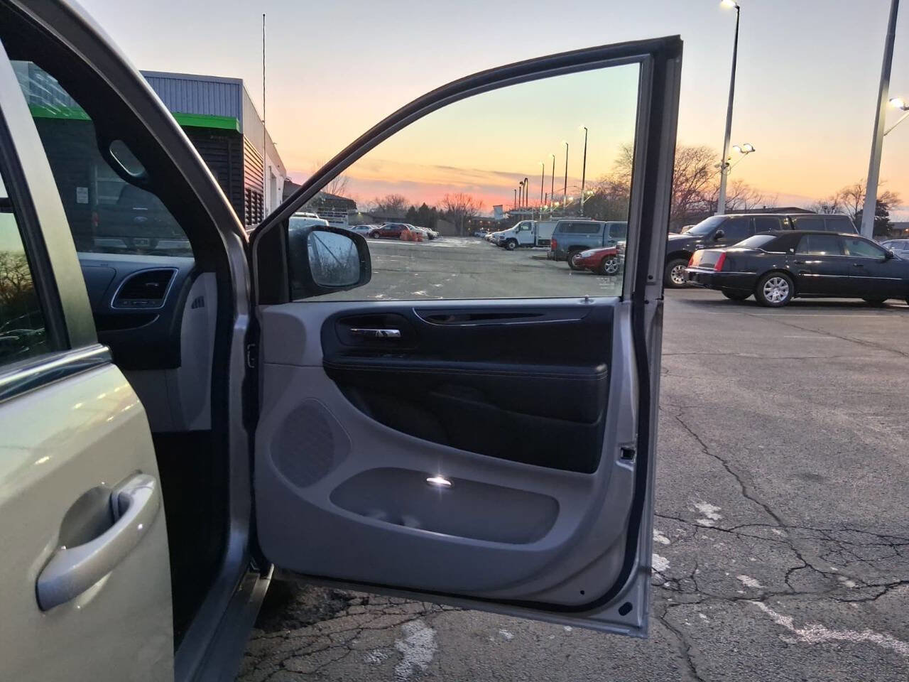 Used 2015 Dodge Grand Caravan SXT image 15