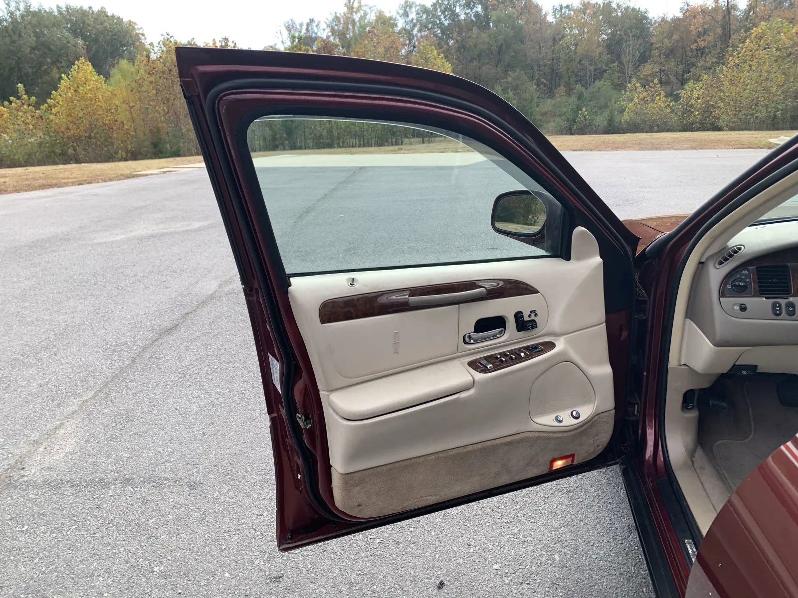 Used 2002 Lincoln Town Car Signature image 19