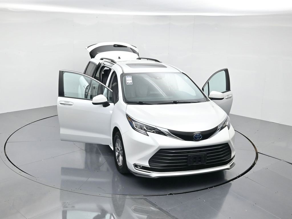 Used 2022 Toyota Sienna XLE image 44
