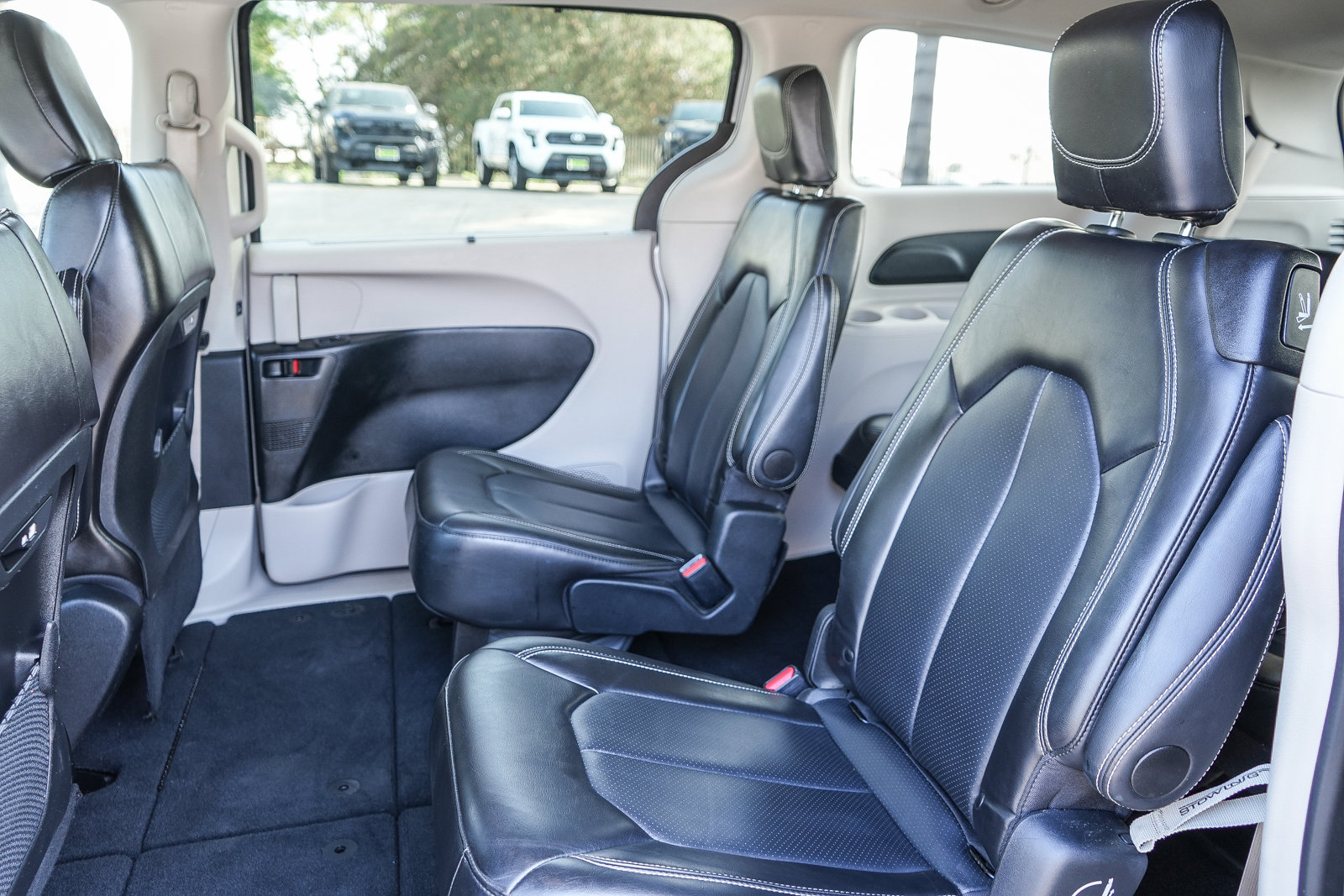 Used 2024 Chrysler Pacifica Touring-L image 18