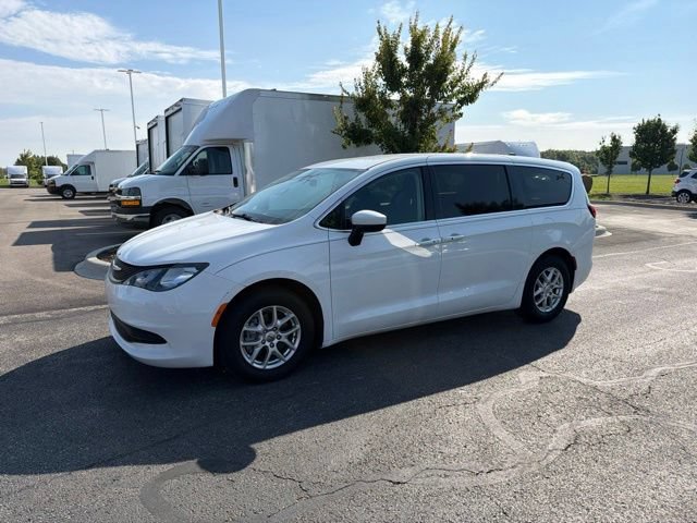 Used 2022 Chrysler Voyager LX FWD image 9