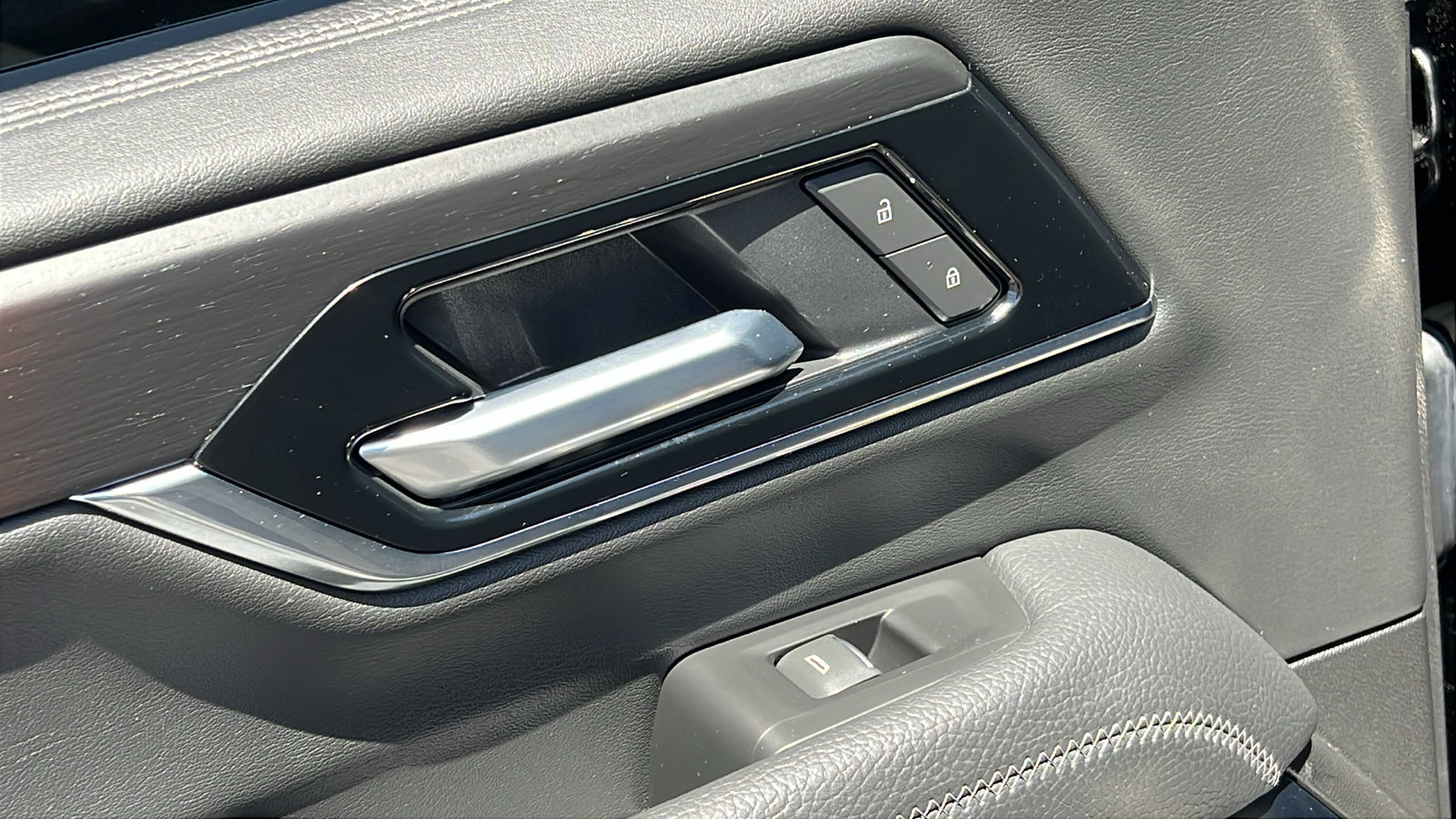 Certified 2025 GMC Yukon XL Denali AWD/4WD image 15