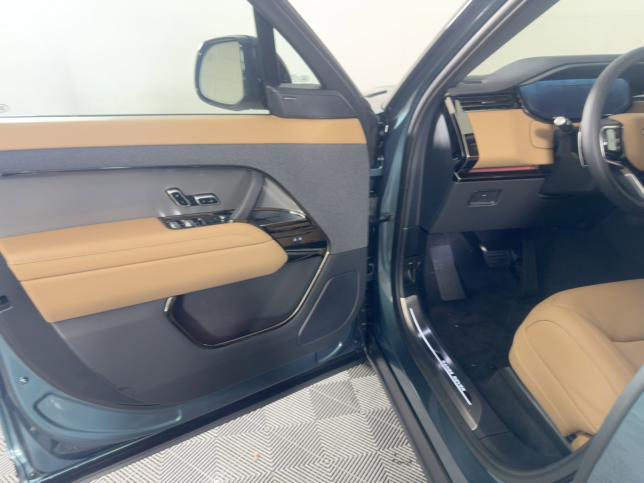 New 2025 Land Rover Range Rover Sport SE image 5