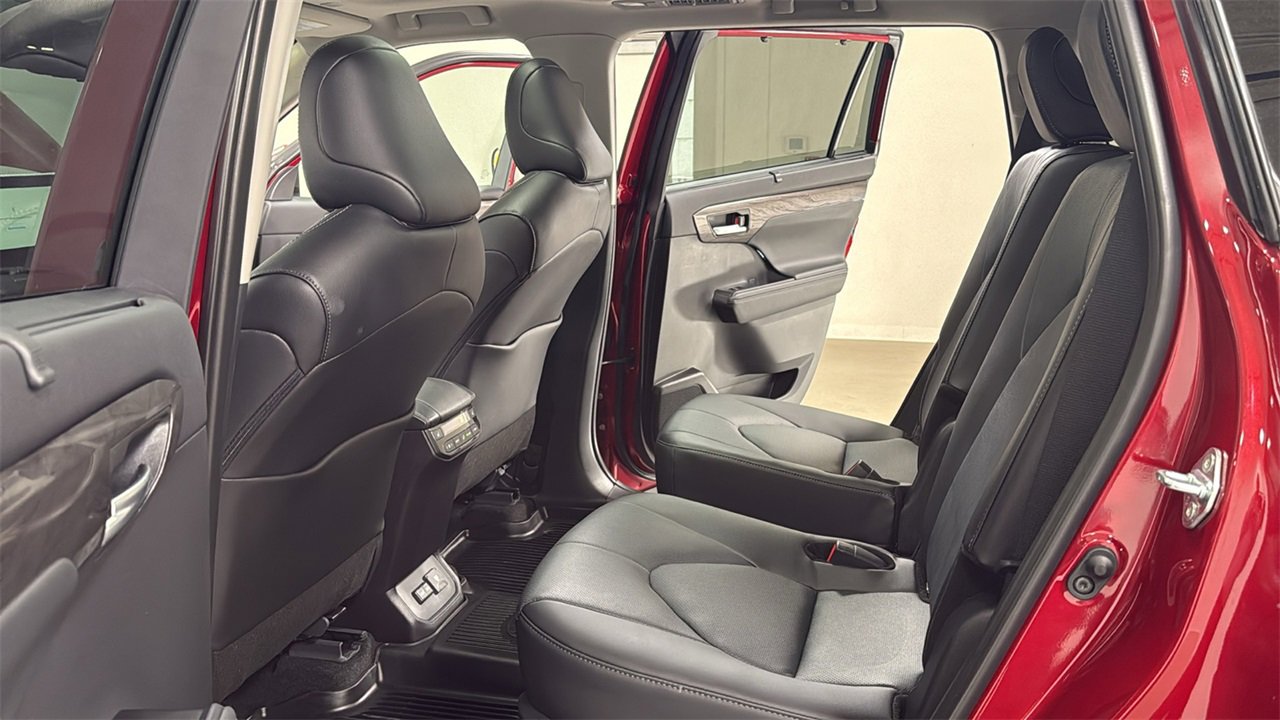 Certified 2025 Toyota Highlander Platinum image 15