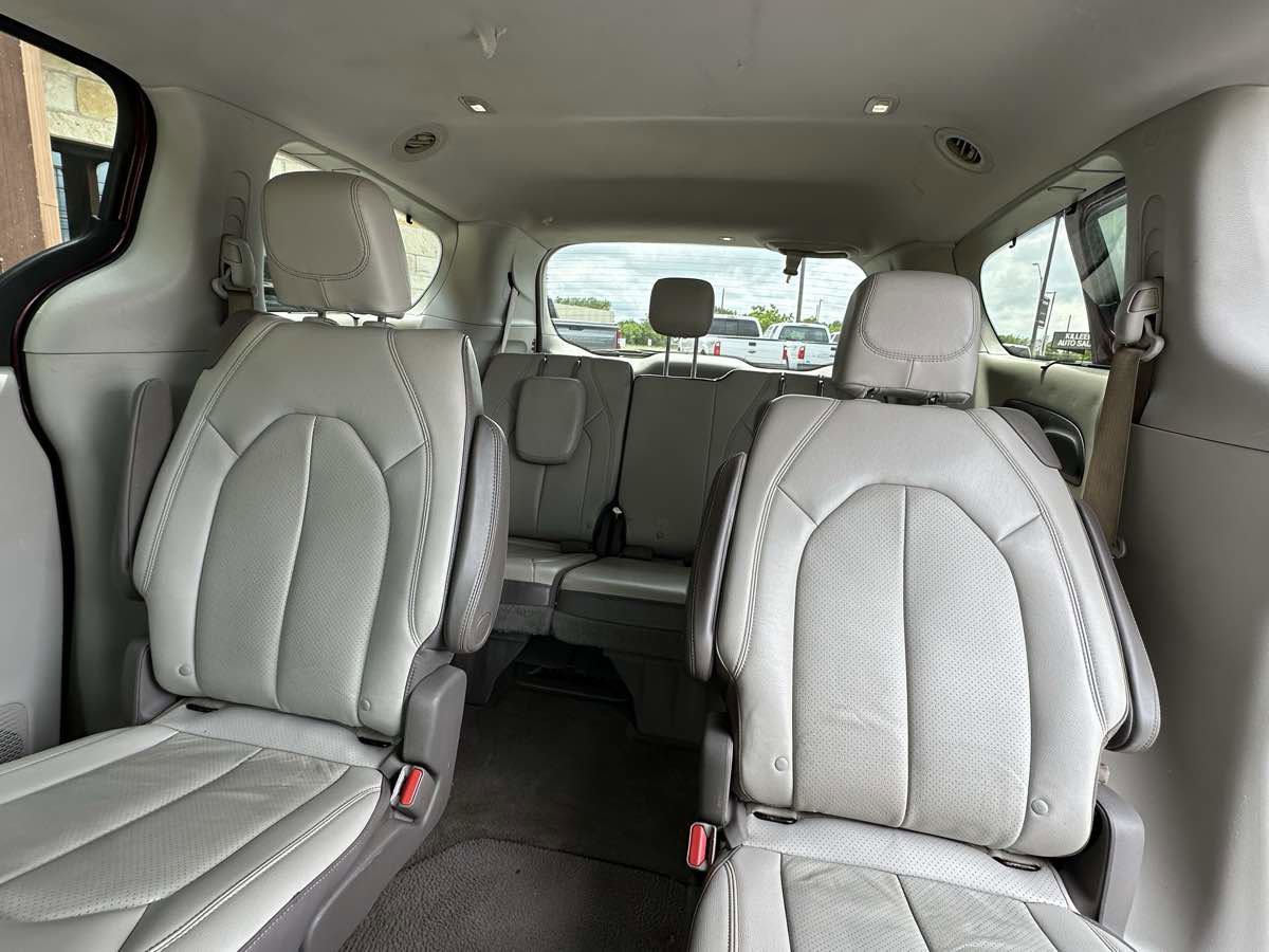 Used 2017 Chrysler Pacifica Touring-L Plus w/ Advanced Safetytec Group FWD image 6