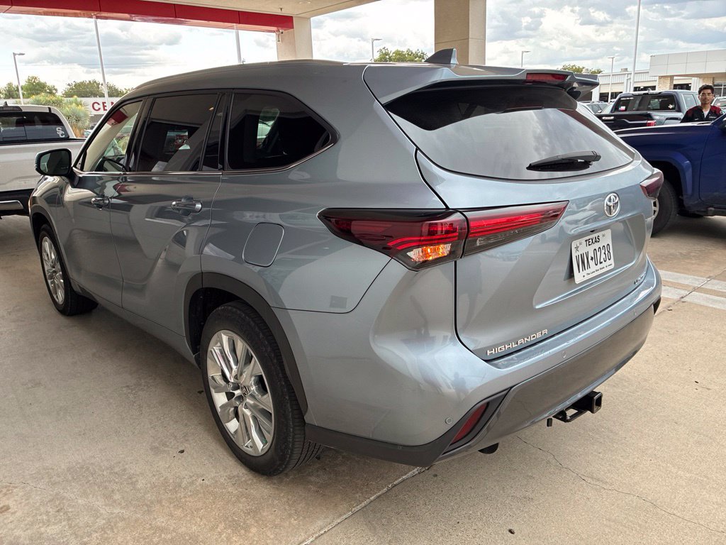 Used 2024 Toyota Highlander Limited FWD image 3