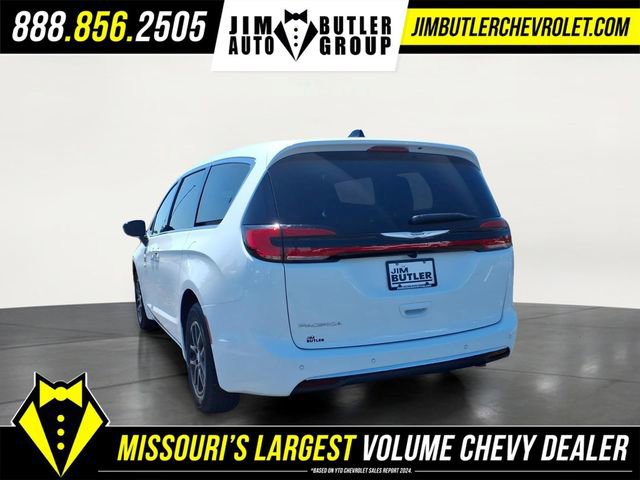 Used 2026 Chrysler Pacifica Select FWD image 2