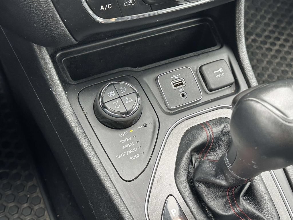 Used 2020 Jeep Cherokee Trailhawk w/ Cold Weather Group AWD/4WD image 28