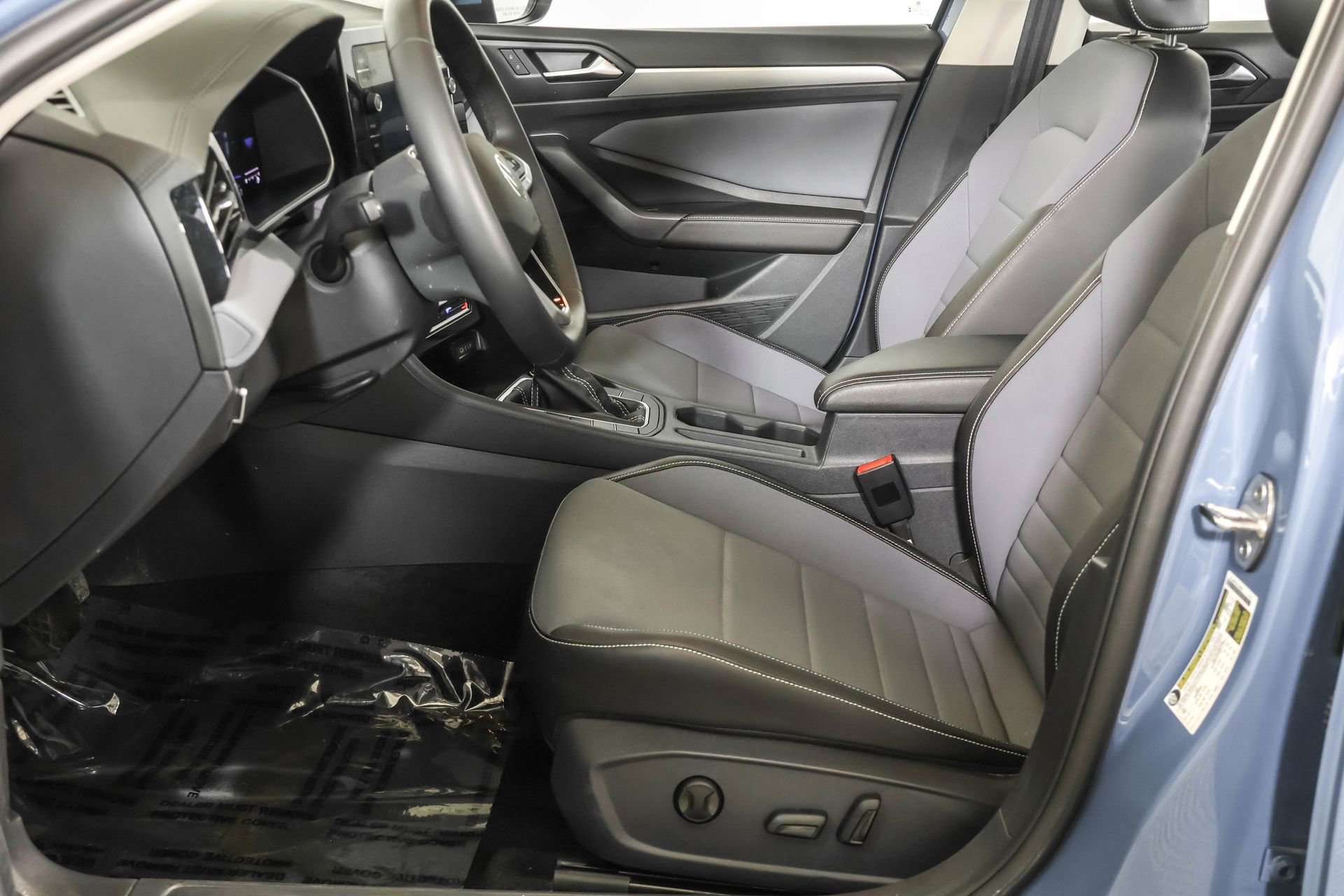 Used 2025 Volkswagen Jetta SE w/ Black Wheel Package image 22