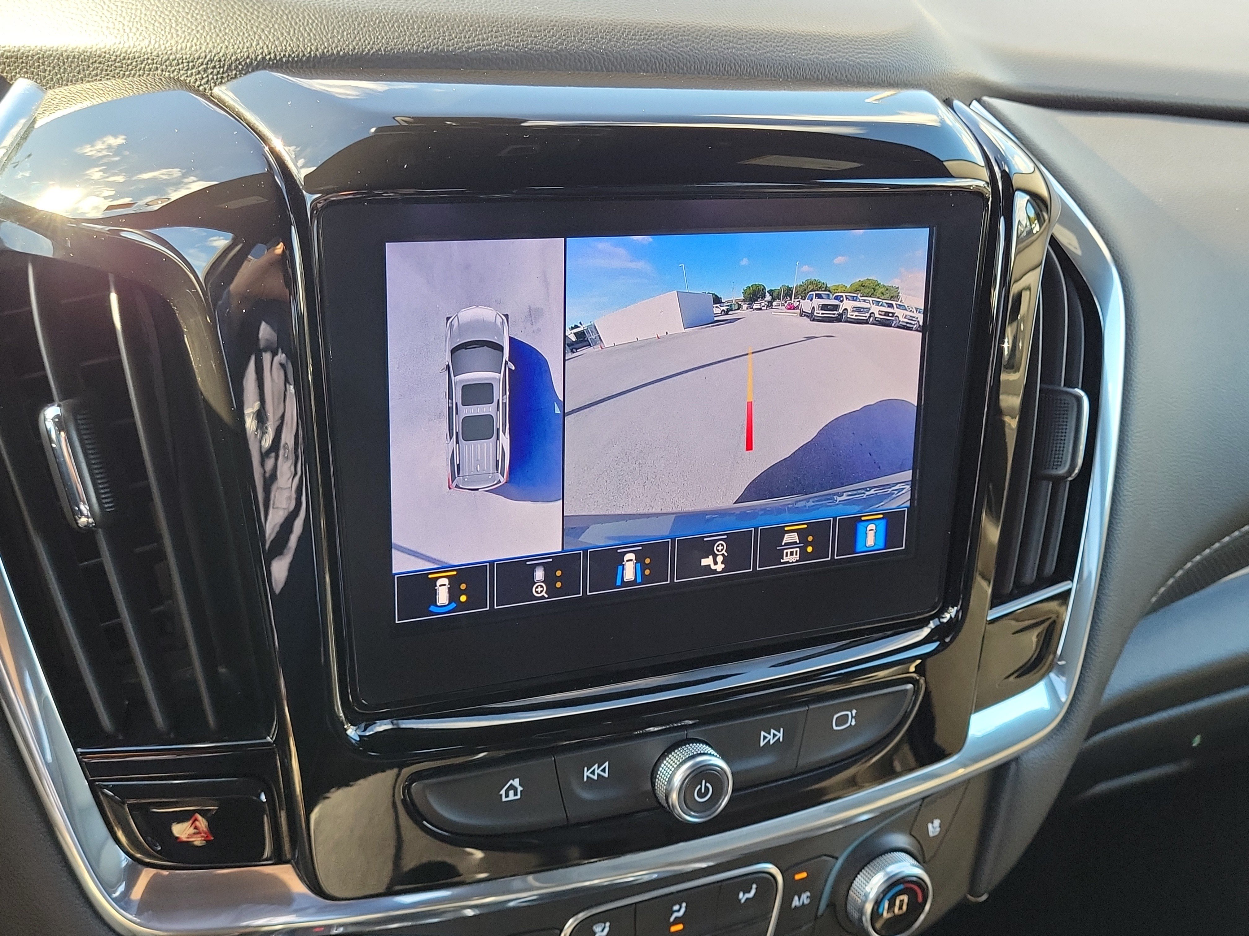 Used 2023 Chevrolet Traverse Premier FWD image 11