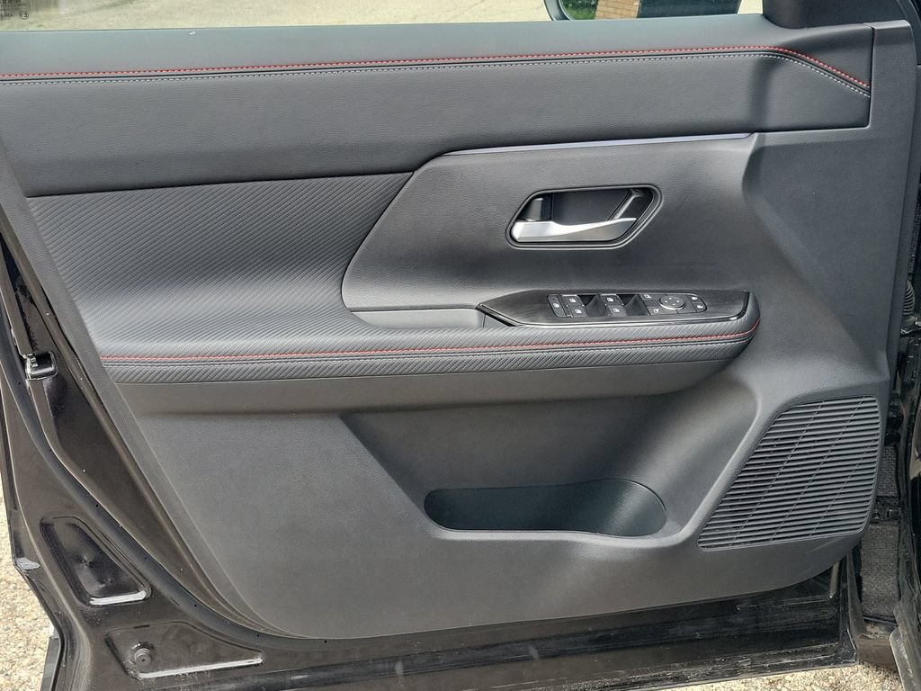 Used 2025 Nissan Kicks SR AWD/4WD image 9