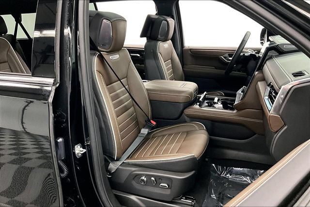 Used 2025 GMC Yukon XL Denali Ultimate AWD/4WD image 8