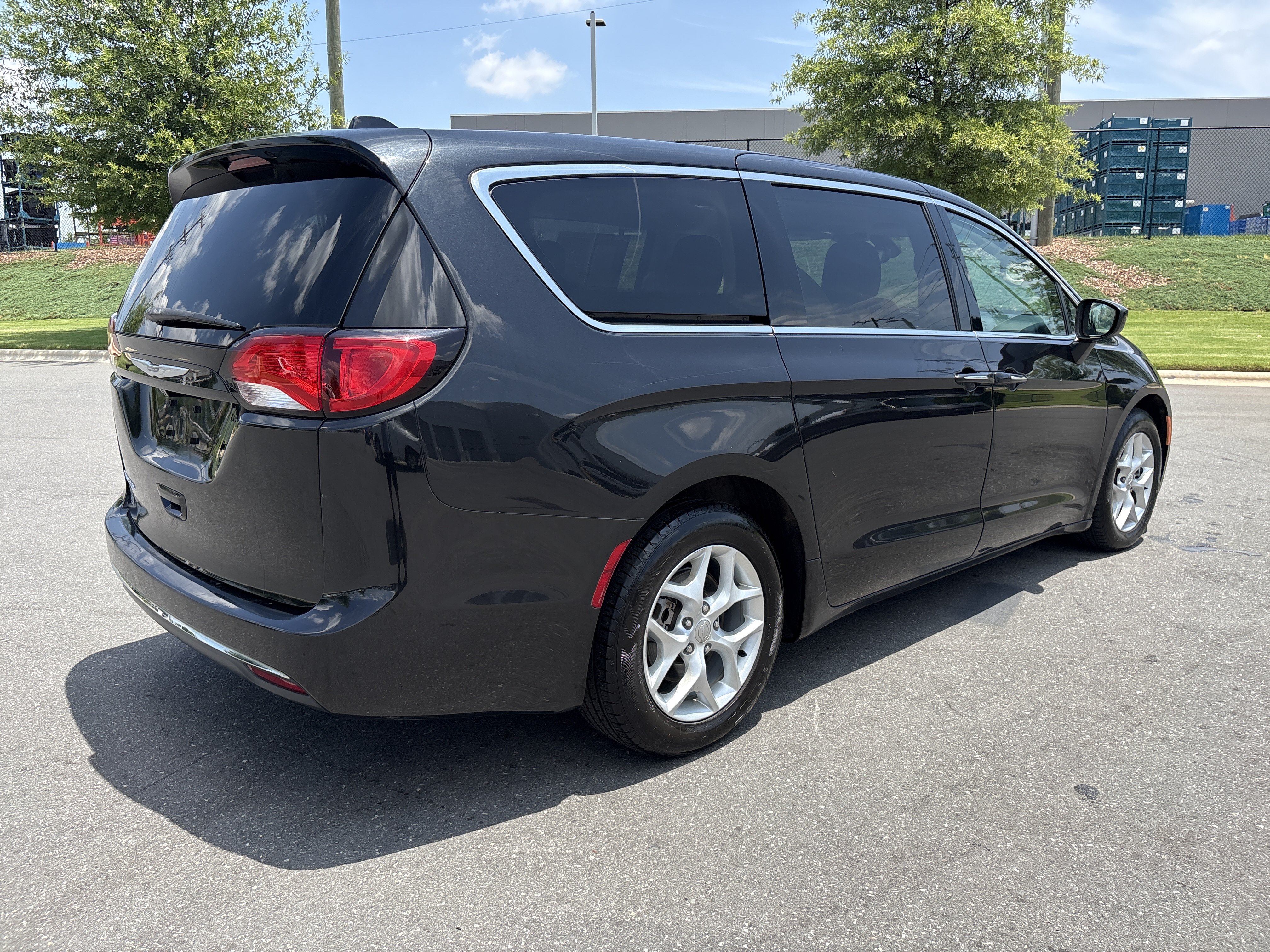 Used 2017 Chrysler Pacifica Touring Plus w/ Tire & Wheel Group FWD image 9