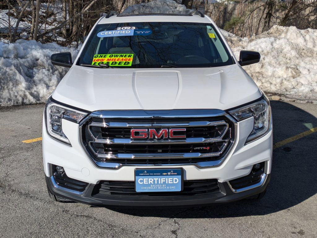 Used 2023 GMC Terrain AT4 image 2