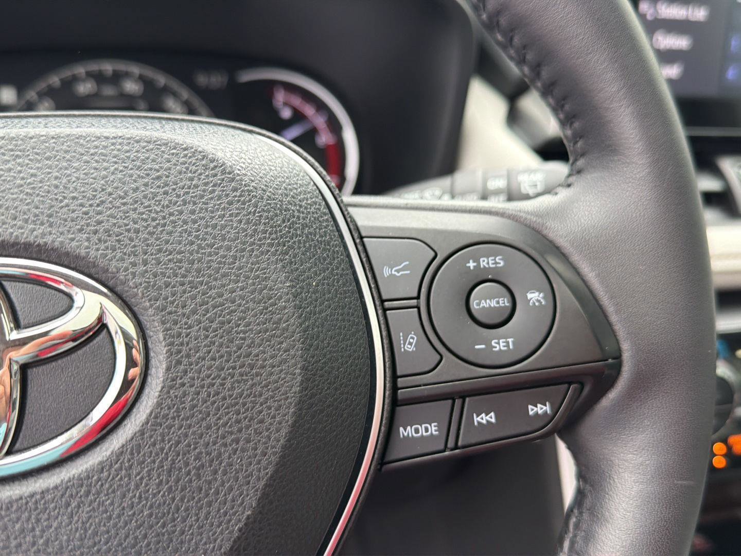 Used 2022 Toyota RAV4 Limited FWD image 23