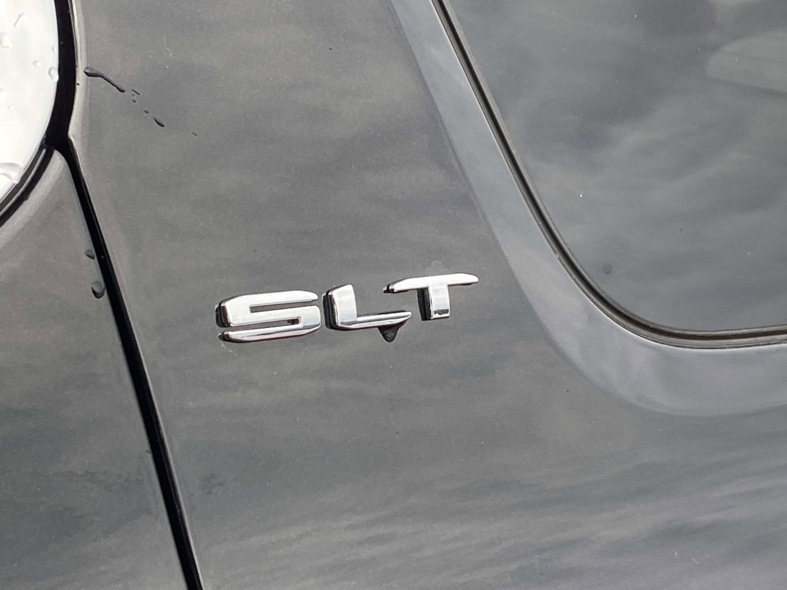 Used 2023 GMC Acadia SLT image 30